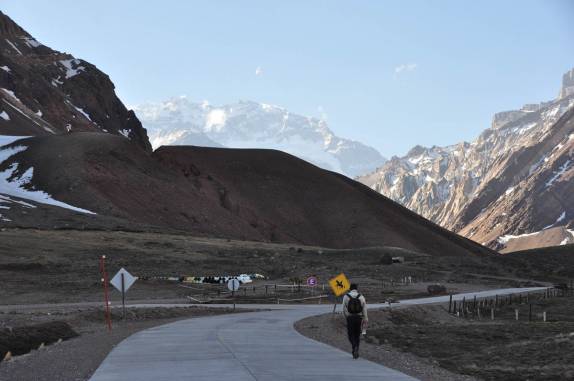 Caminhando em direção ao ponto de observação do Aconcágua, na Argentina